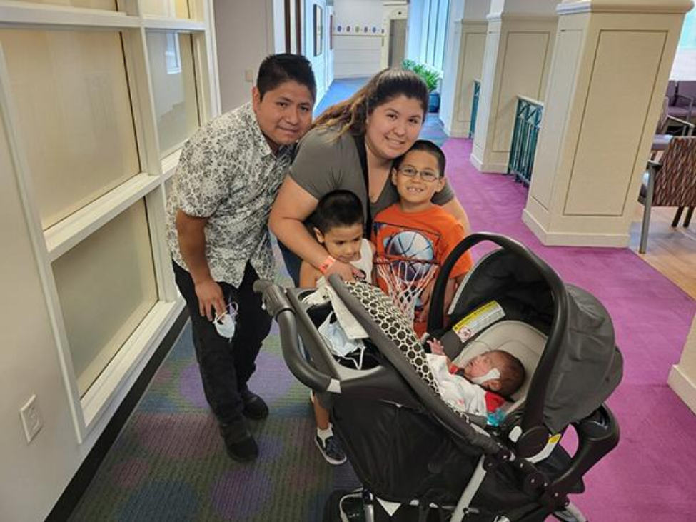在新生儿重症监护室呆了四个月后，耶利米就可以和家人回家了。(图片由Paola Salazar提供)
